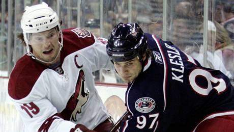 Columbus - Phoenix: domácí Rostislav Klesla (vpravo) a Shane Doan