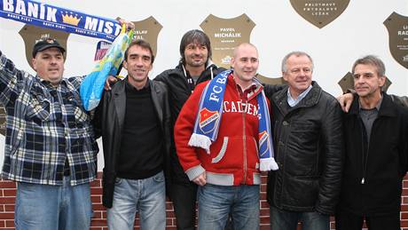 Odhalení Zdi slávy Baníku Ostrava: Zúastnili se Václav Dank (koené sako), Pavel Srníek (zarostlý, bunda skapucí), Verner Lika (modrá koile), Zdenk Rygel (edý svetr).