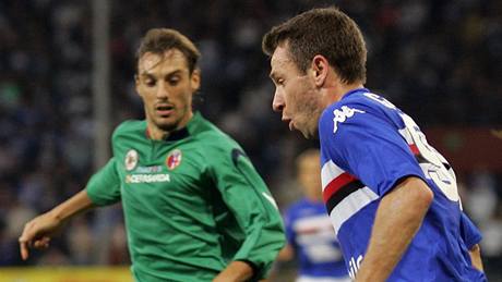 Sampdoria Janov - Boloa: domácí Antonio Cassano (vpravo), v pozadí Cristian Zenoni