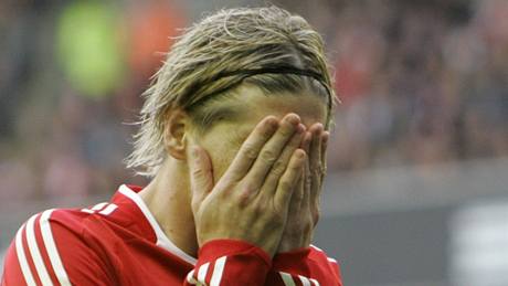 KONEC PLÁ�E. Nad bídnou formou Liverpoolu u� Fernando Torres plakat nemusí, te� bude hájit barvy Chelsea.