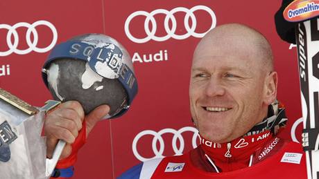 Didier Cuche s trofejí pro vítze obího slalomu v Söldenu