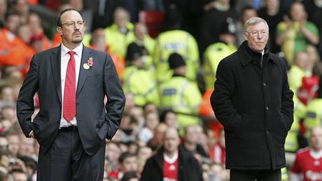 Liverpool - Manchester United: vlevo domácí trenér Rafael Benitez, vpravo trenér host Alex Ferguson