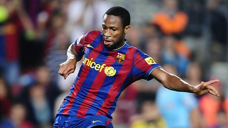 Barcelona - Zaragoza: domácí Seydou Keita pekonává brankáe Juana Pabla Carriza