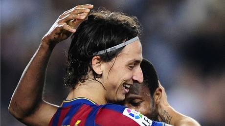 Barcelona - Zaragoza: domácí Seydou Keita (vpravo) a Zlatan Ibrahimovic