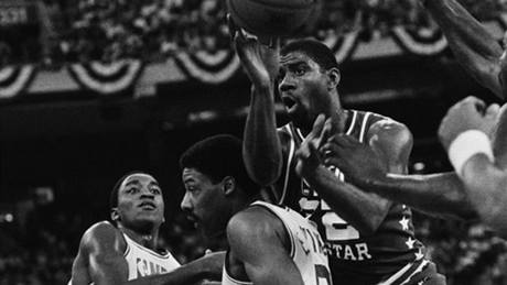 Magic Johnson vs. Isiah Thomas: Takhle se stetli pi All-Star Game 1985. Magic v erném, Thomas první zleva 