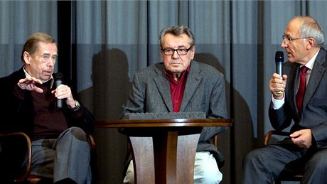Neveřejné projekce filmu Viděno osmi se v Praze zúčastnili (zleva) Václav Havel, Miloš Forman a Milan Jirásek.