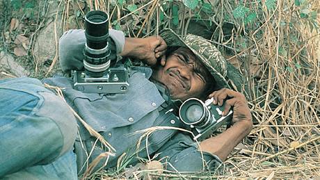 1974: Kambodský fotograf pi fotografování