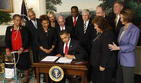Barack Obama podepisuje prodlouení Ryan White HIV/AIDS programu (30. íjna 2009) 