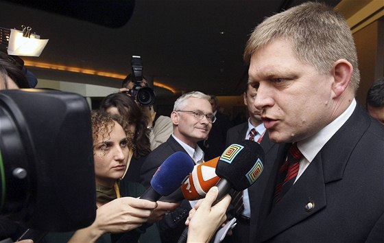 Slovenský premiér Robert Fico u delí as válí s novinái.