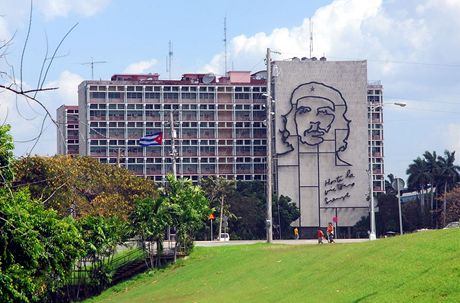 Kuba, Havana. Ministerstvo vnitra zdobí podobizna Che Guevary