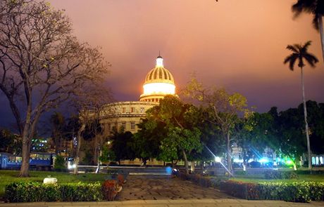 Kuba, Havana. Capitolio Nacional v noci