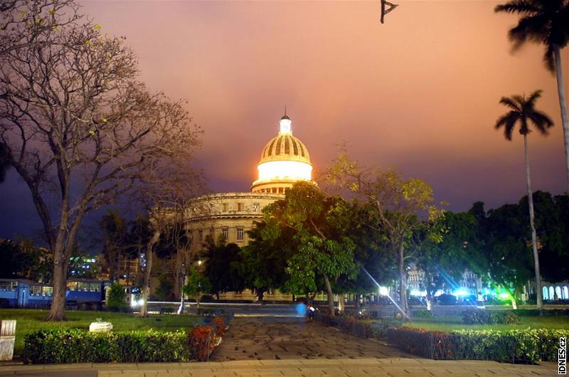 Kuba, Havana. Capitolio Nacional v noci