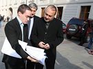 Tajemník prezidenta pebírá petici na podporu Václava Klause