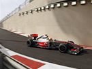 Lewis Hamilton v tréninku na Velkou cenu Abú Zabí 