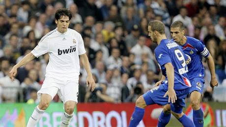 Kaká (vlevo) z Realu Madrid a Roberto Soldado z Getafe