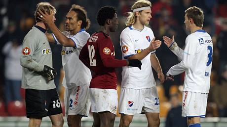 Hrá�i se lou�í po utkání, zleva: Vít Baranek, Fernando Neves, Bony Wilfied, Ale� Neuwirth a Radim �ezník.
