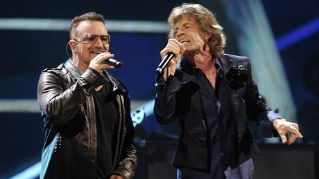 z výroního koncertu k 25 letm Rock´n´rollové sín slávy (Bono, Mick Jagger)