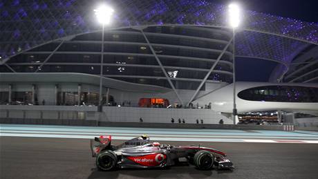Pilot McLarenu Fin Kovalainen jede v Abú Zabí za umlého osvtlení.