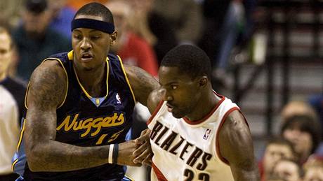 Portland - Denver: domácí Martell Webster (vpravo) a Carmelo Anthony z Denveru