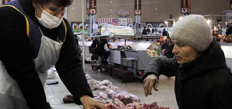 Ukrajinská prodavaka masa v Kyjev se chrání roukou (3. 11. 2009)