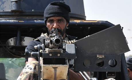 Saúdský voják v provincii Dízán na hranici s Jemenem (9. 11. 2009)