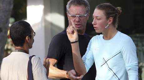 Yanina Wickmayerová opoutí s otcem Markem turnaj na Bali, kde se zaátkem listopadu o svém trestu dozvdla