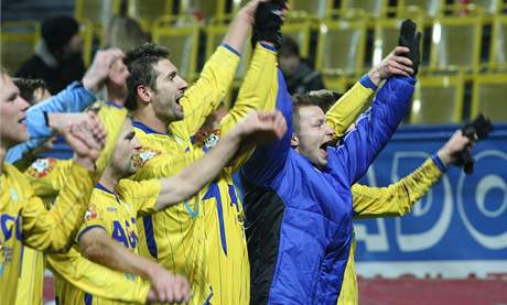 Fotbalisté Teplic se radují po vítzném utkání.