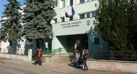 Trenianská univerzita Alexandra Dubeka