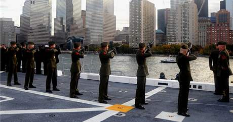 Lo USS New York zastavila nedaleko Ground Zero a posdka vyplila 21 salv na poet obt teroristickch tok 11. z 2001 (2. listopadu 2009)