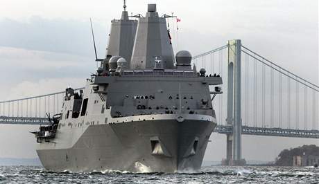 Lo USS New York piplouv do New Yorku (2. listopadu 2009)