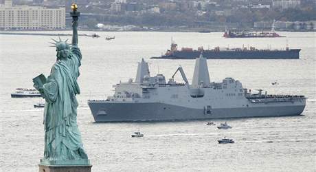 Lo USS New York piplouv do New Yorku (2. listopadu 2009)