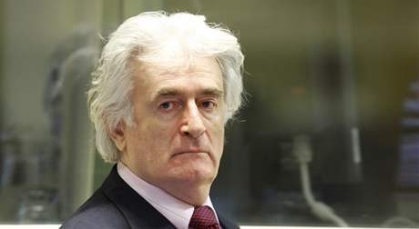 Nkdejí pedák bosenských Srb Radovan Karadi u soudu ICTY v Haagu (3. listopadu 2009)