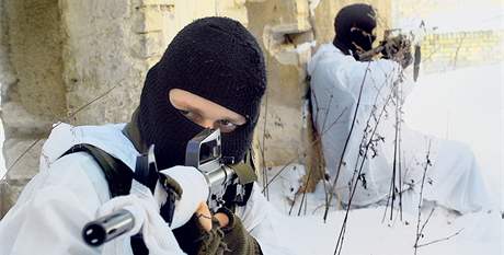 Nastrený voják Kábul na sebe strhl pozornost na airsoftovém cviení.