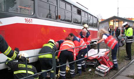 trnáctiletého chlapce v Brn na Staré osad srazila tramvaj, vyproovat ho museli hasii