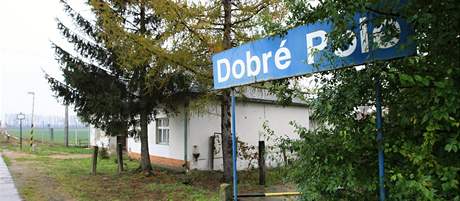 Dobré Pole, vesnice u rakouských hranic, kde za totality byly tímetrové ostnaté dráty pímo u trati