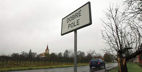 Dobr Pole, vesnice u rakouskch hranic, kde za totality byly tmetrov ostnat drty pmo u trati