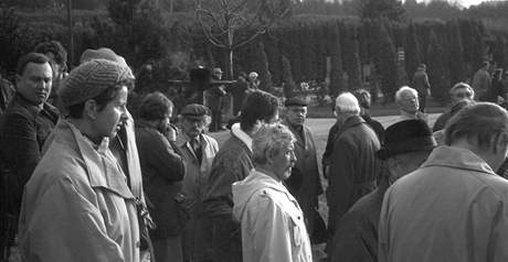 Hosté na Skácelov pohbu.  V pozadí vlevo je vidt básníka Ivana Wernische, spisovatele Ludvíka Vaculíka a pedstavitele brnnských disident Zdeka Pikryla.