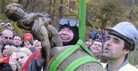 Potápi vylovili z plzeského Kouteckého jezírka sochu andlíka (7. listopadu 2009)
