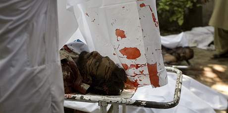 Vbuch v pkistnskm Rvalpind zabil destky lid (2. listopadu 2009)
