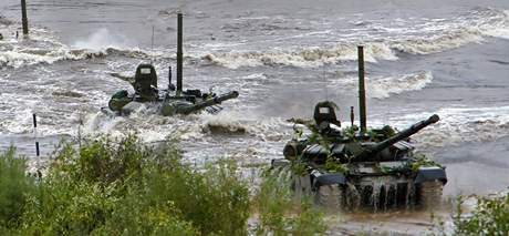 Ruské tanky se zúastnily cviení Západ 2009 na bezích Baltského moe (29. záí 2009)