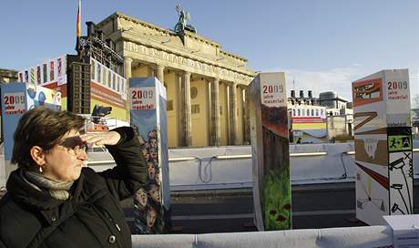 V Berlín vyrostla nová ze, domino pjde k zemi v pondlí (7. listopadu 2009)