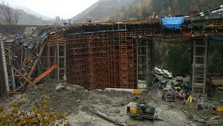 Konstrukce mostu v Andoe se nhle ztila na skupinu dlnk (7. listopadu 2009)
