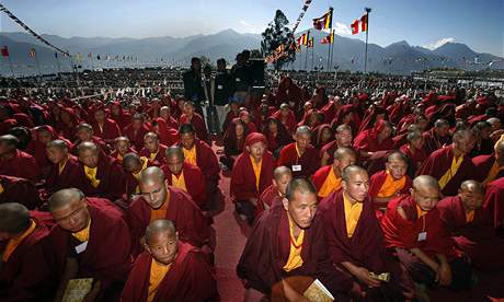 Dalajlama zavtal do indickho Tawangu a pily tisce poutnk (9. listopadu 2009)