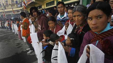 Dalajlama zavtal do indickho Tawangu, pvtaly ho tisce buddhistickch poutnk (9. listopadu 2009)