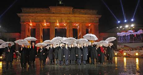 Světoví státníci symbolicky prošli Braniborskou bránou, kudy vedla Berlínská zeď (9. listopadu 2009)