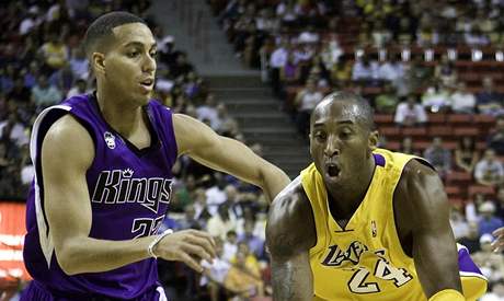 LA Lakers - Sacramento: domc Kobe Bryant (ve lutm) proti Kevinu Martinovi