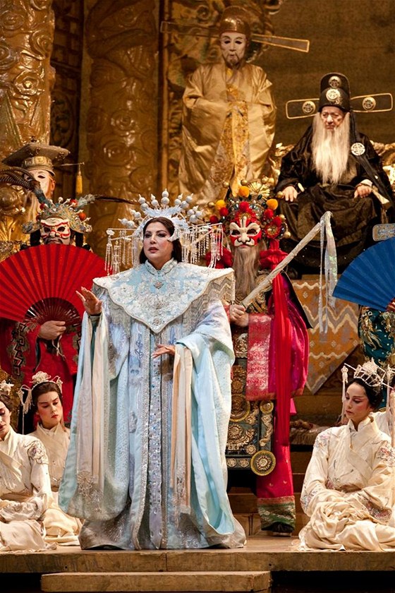 Nynější sezona nabídla devět přenosů – loni v listopadu si diváci užili výpravnou inscenaci Pucciniho opery Turandot.