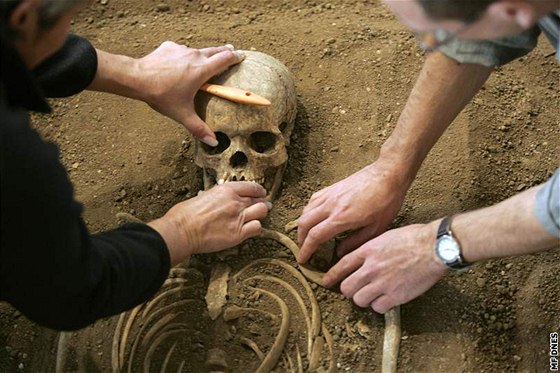 Archeologové našli v Rudníku lidské kosti, například zbytky pánevních kostí. Ilustrační foto