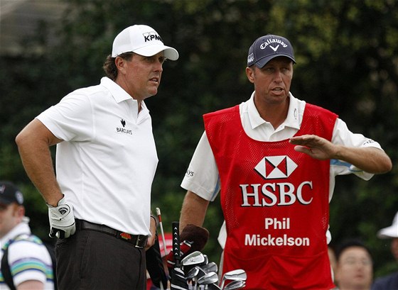 Phil Mickelson a jeho caddie Jim Mackay