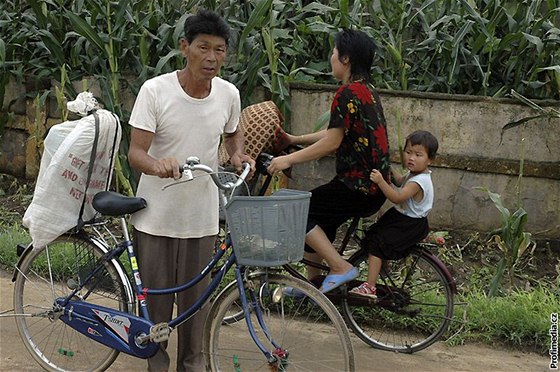 Cyklisté v severokorejské vesnici Onon